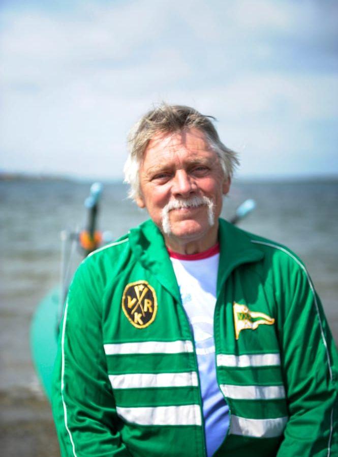 Kustroddare. Erik Larsson är medlem i Varbergs roddklubb sedan 1960-talet och har varit med och dragit igång kustroddloppet Wave4life vid Varbergs kust.