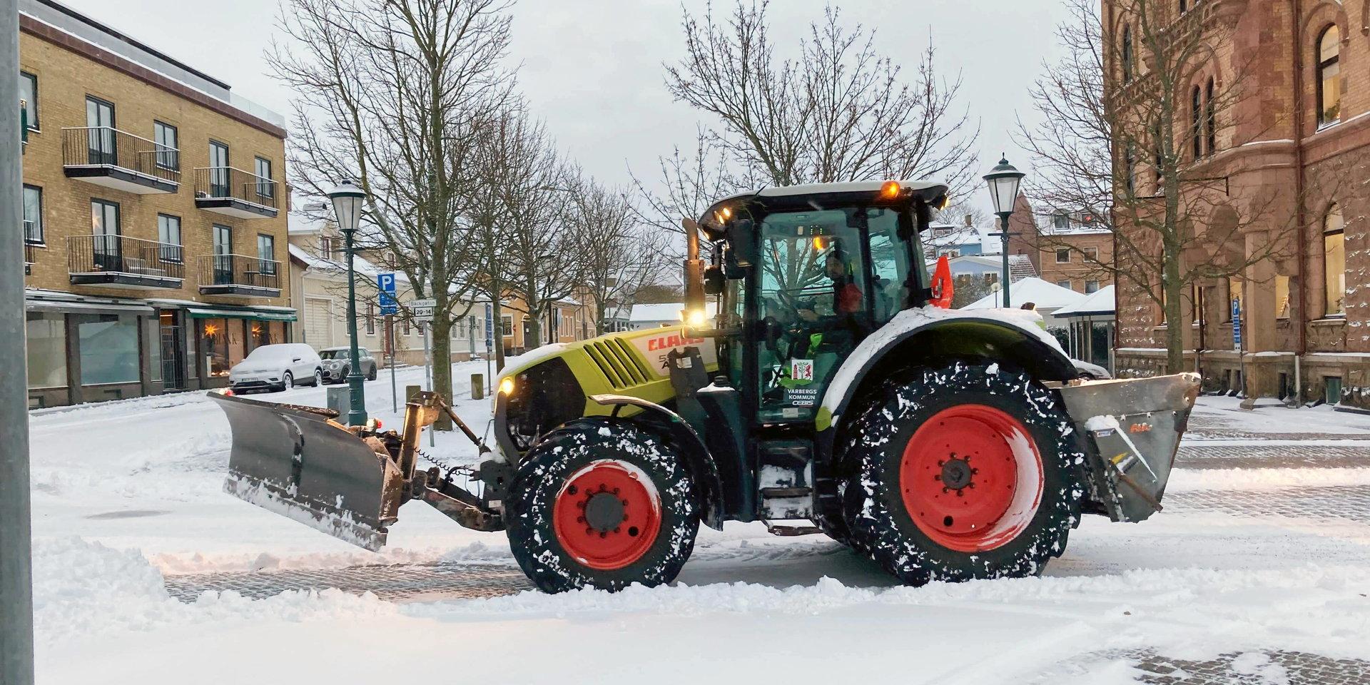 För de delar som kommunen ansvarar för har snöröjningsinsatserna varit omfattande men mängden snö i kombination med smala gator har skapat problem, skriver kommunen.