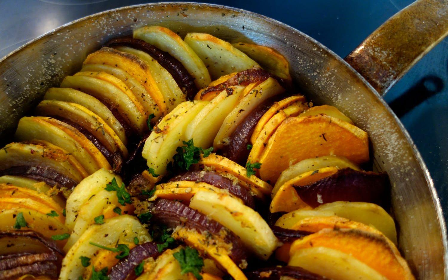 Matpyssel. De tunna skivorna av potatis, rödlök och sötpotatis varvar man lite hipp som happ i formen.