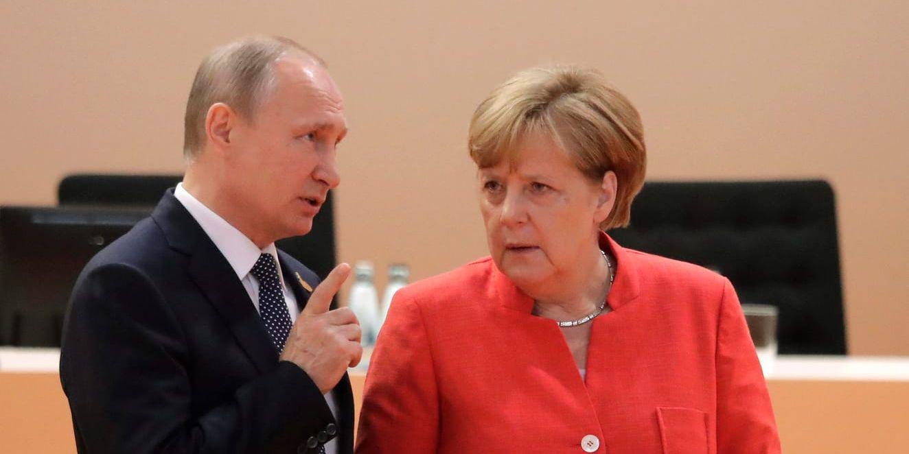 Rysslands Vladimir Putin och Tysklands Angela Merkel vid ett tidigare möte. Nu har de via telefon diskuterat ländernas roll i Syrienkriget. Arkivbild.