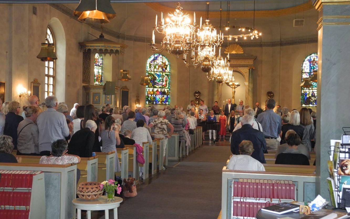 Nästan 400 besökare kom till dagens konsert i Varbergs kyrka. Foto: Ludvig Köhler.
