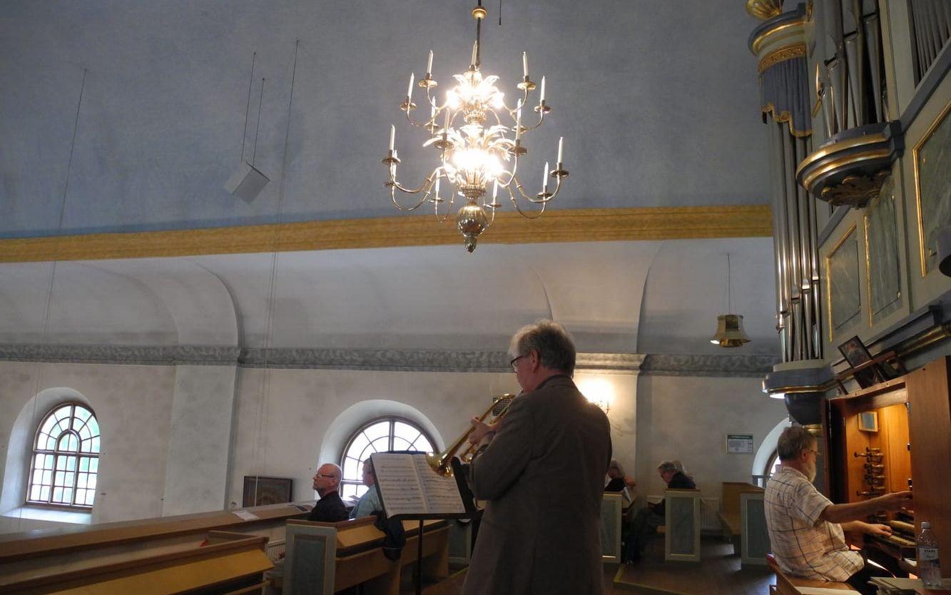 Paul Spjuth och Johannes Landgren framförde Petr Ebens suggestiva stycke "Okna" som handlar om ett gyllene kyrkfönster. Foto: Ludvig Köhler.