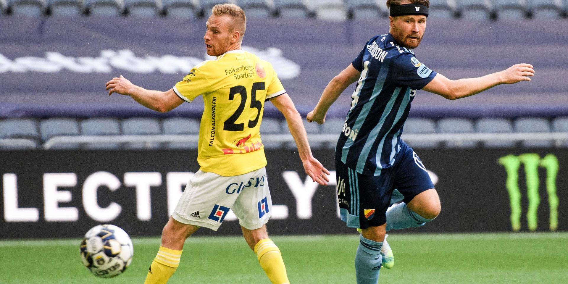 Falkenbergs Tobias Englund och Djurgårdens Jacob Une Larsson under fotbollsmatchen i Allsvenskan mellan Djurgården och Falkenberg den 15 juli 2020 i Stockholm.