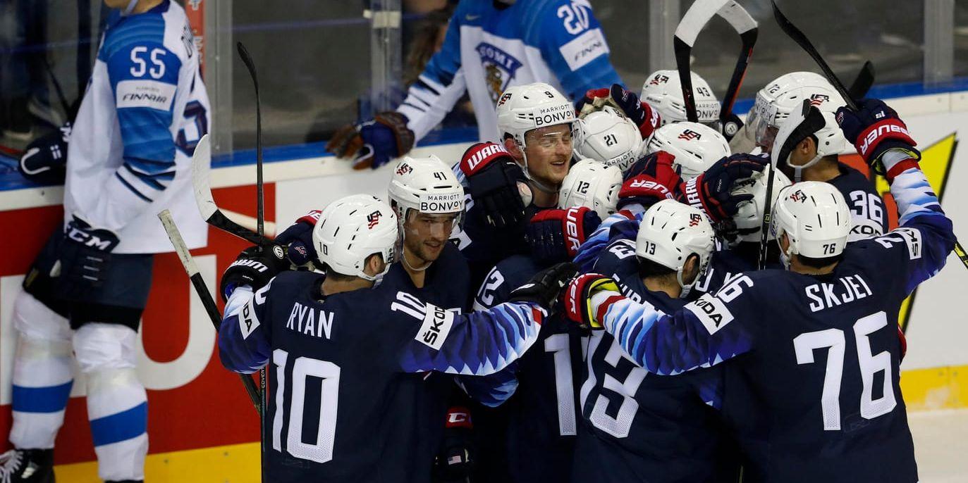 USA firar efter att ha besegrat Finland med 3–2.