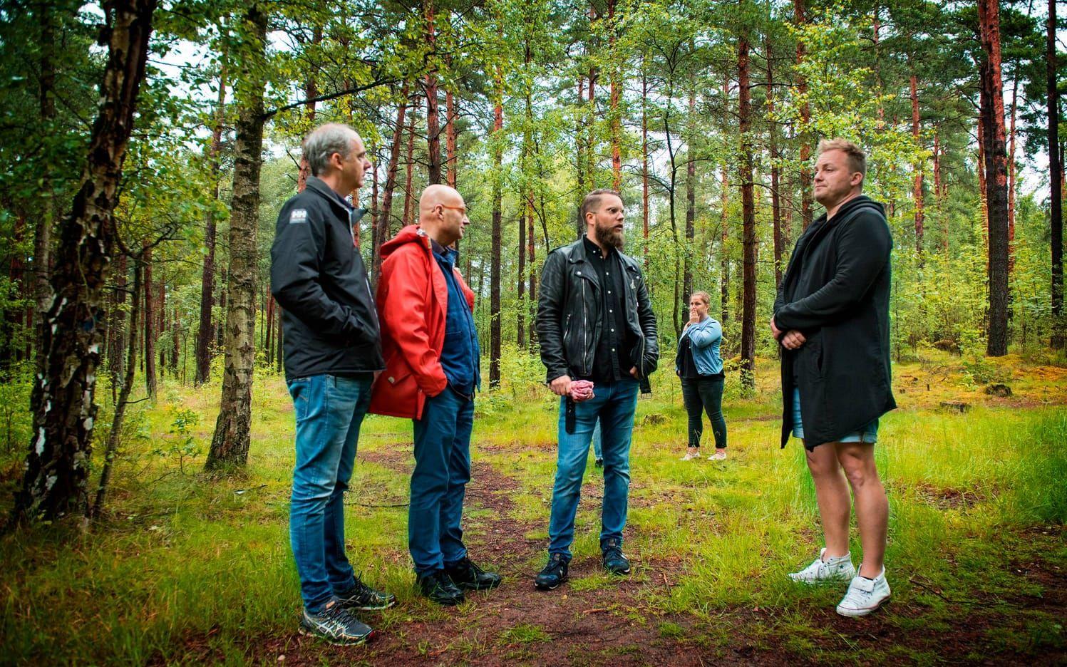 Christian Fager, Jan P Bordahl, Per Johansson och Kålle Gunnarsson diskuterar den tänkta nya spelplatsen. Bild: Jonatan Bylars
