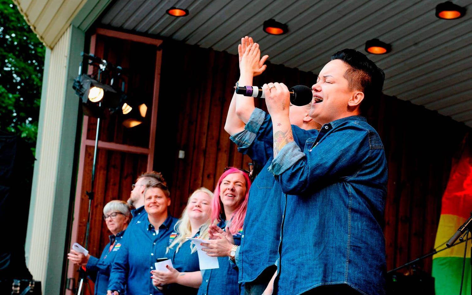 Sara Löfgren sjunger tillsammans med dottern Leia Löfgren. Bilden är från Pride 2016. Bild: Edith Camilla Svensson/Arkiv
