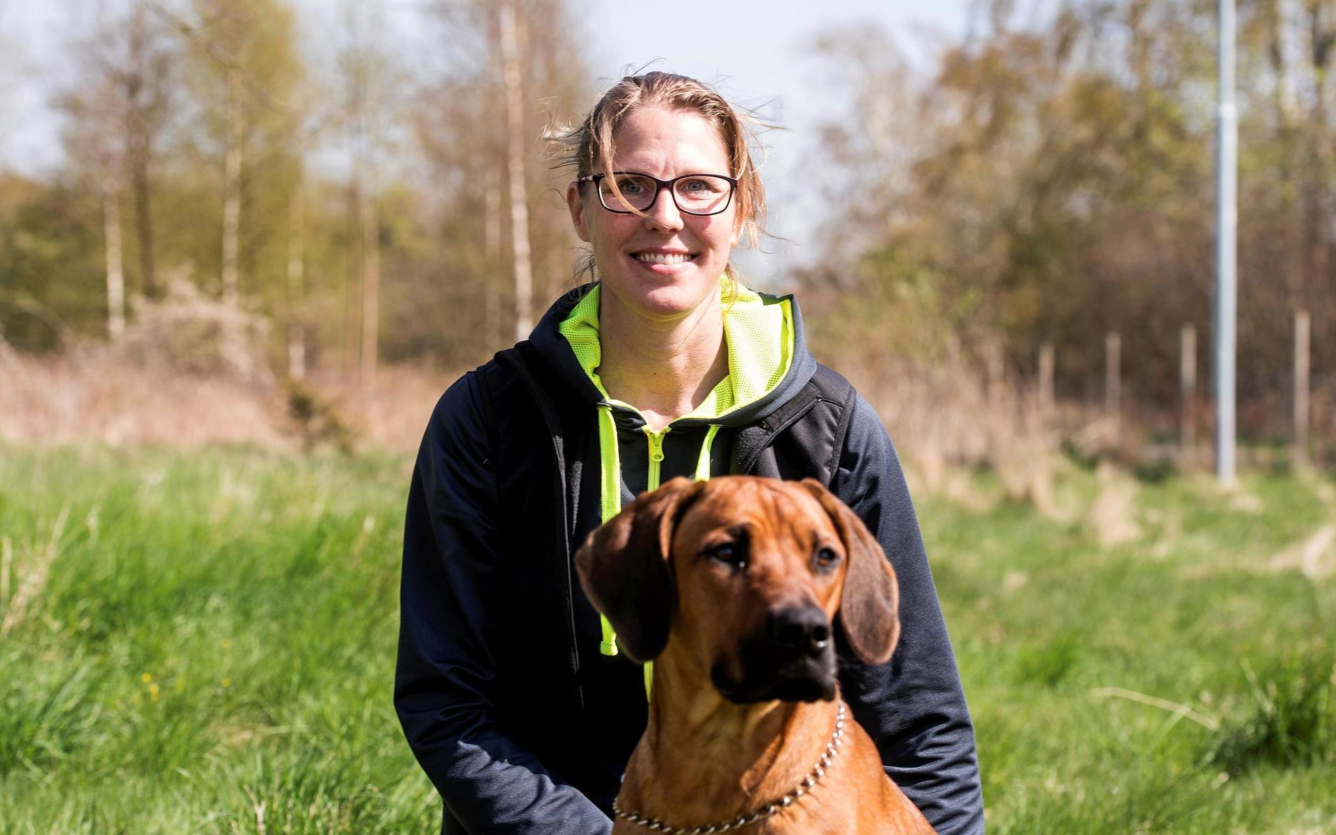 Sara Andersson med hunden Zelda. ”Hagen är så betydelsefull för både djur och människor”, säger hon.
