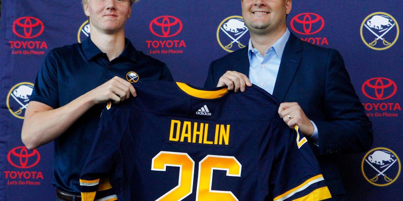Rasmus Dahlin skrev på för NHL-klubben Buffalo i somras. Nu har han spräckt nollan.