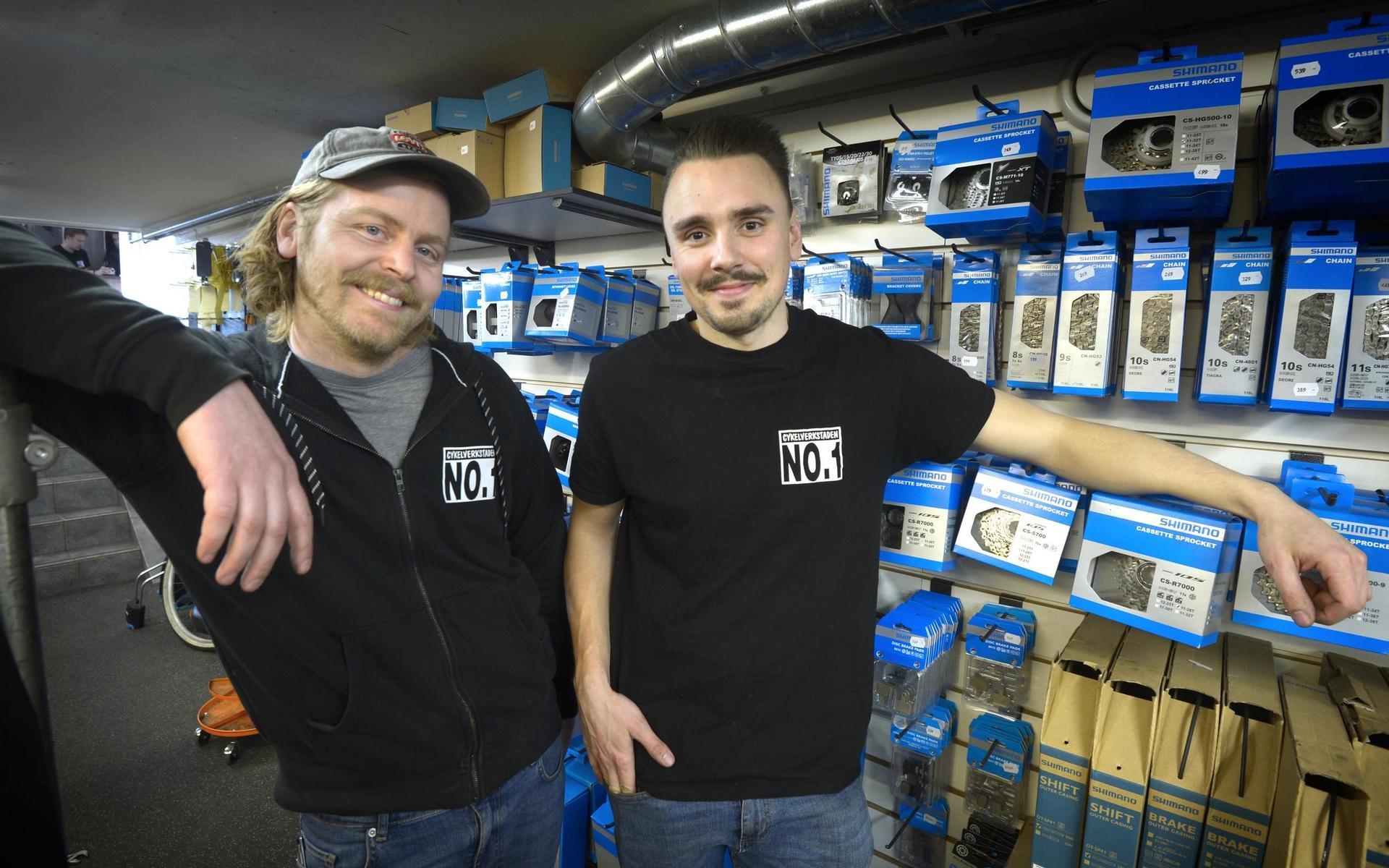 Johan Svensson (till vänster) och David Falkenström har fullt upp med att leta cykeldelar till ivriga kunder. ”Det är brist på allt”, säger de.