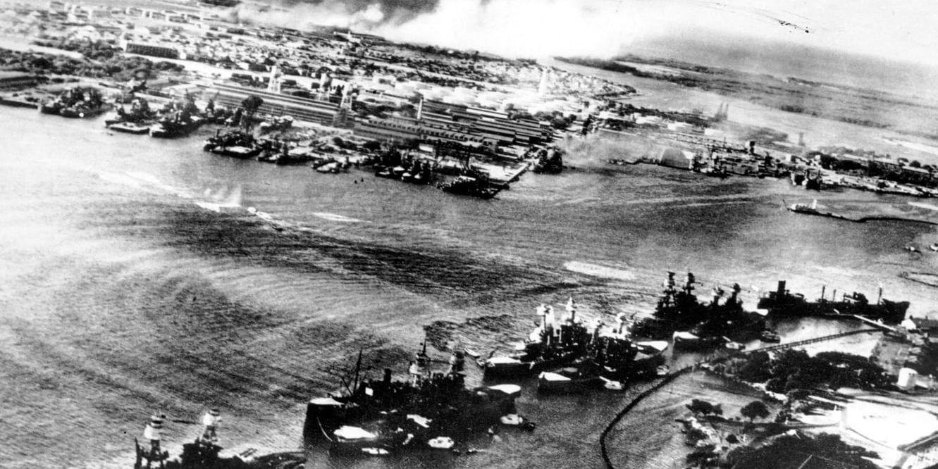Bilden, tagen av en japansk fotograf, visar amerikanska skepp strax innan den oväntade attacken 1941 mot Pearl Harbor. Arkivbild.