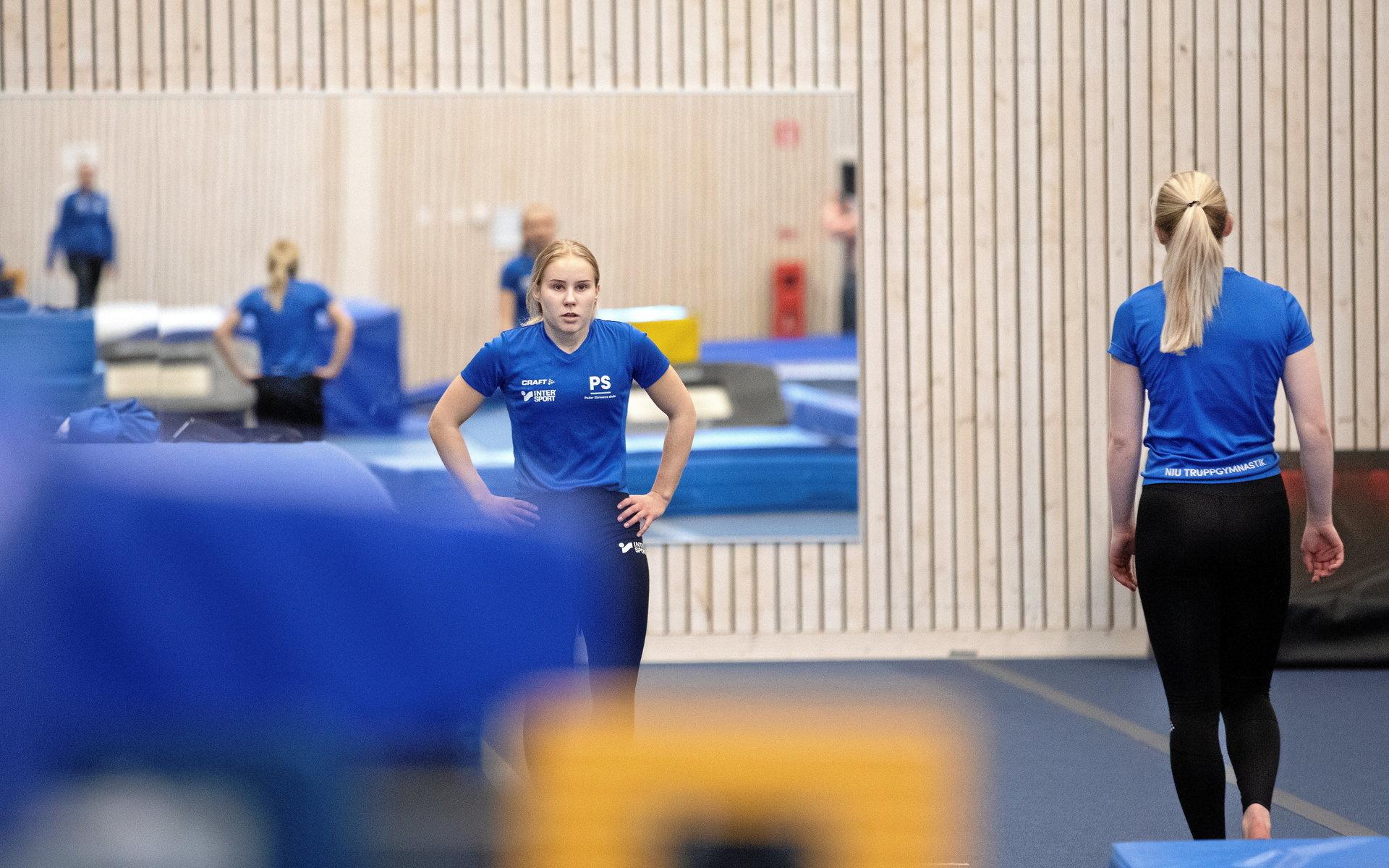 Ansatsen är en viktig del av trampetthoppet. Här står Astrid Johansson beredd att springa hela hallens längd.