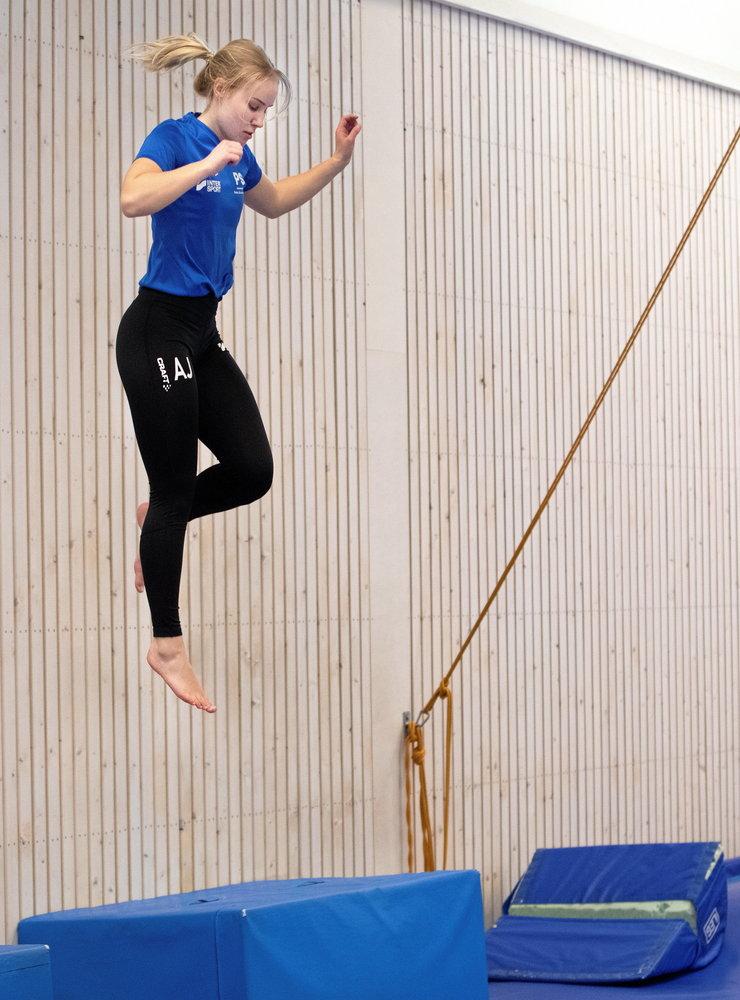 Astrid Johansson tar fart inför en volt på trampolinen.