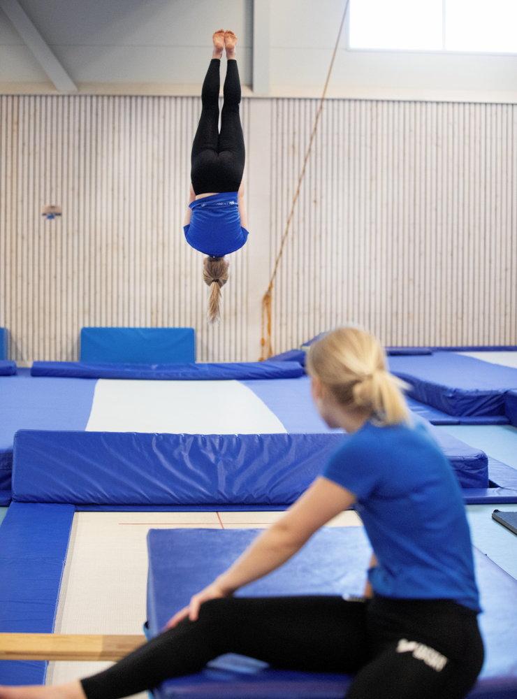 Sträckt salto är en av övningarna på dagnes träning.