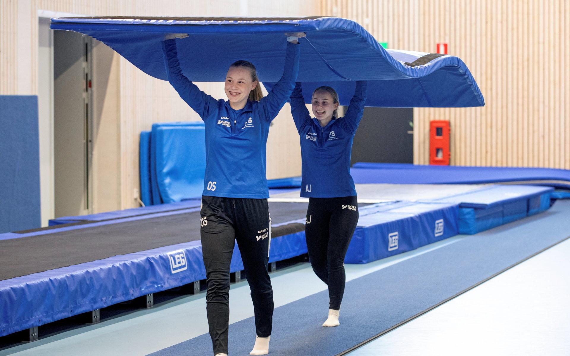 Olivia Svensson och Astrid Johansson fixar i ordning inför träningen.