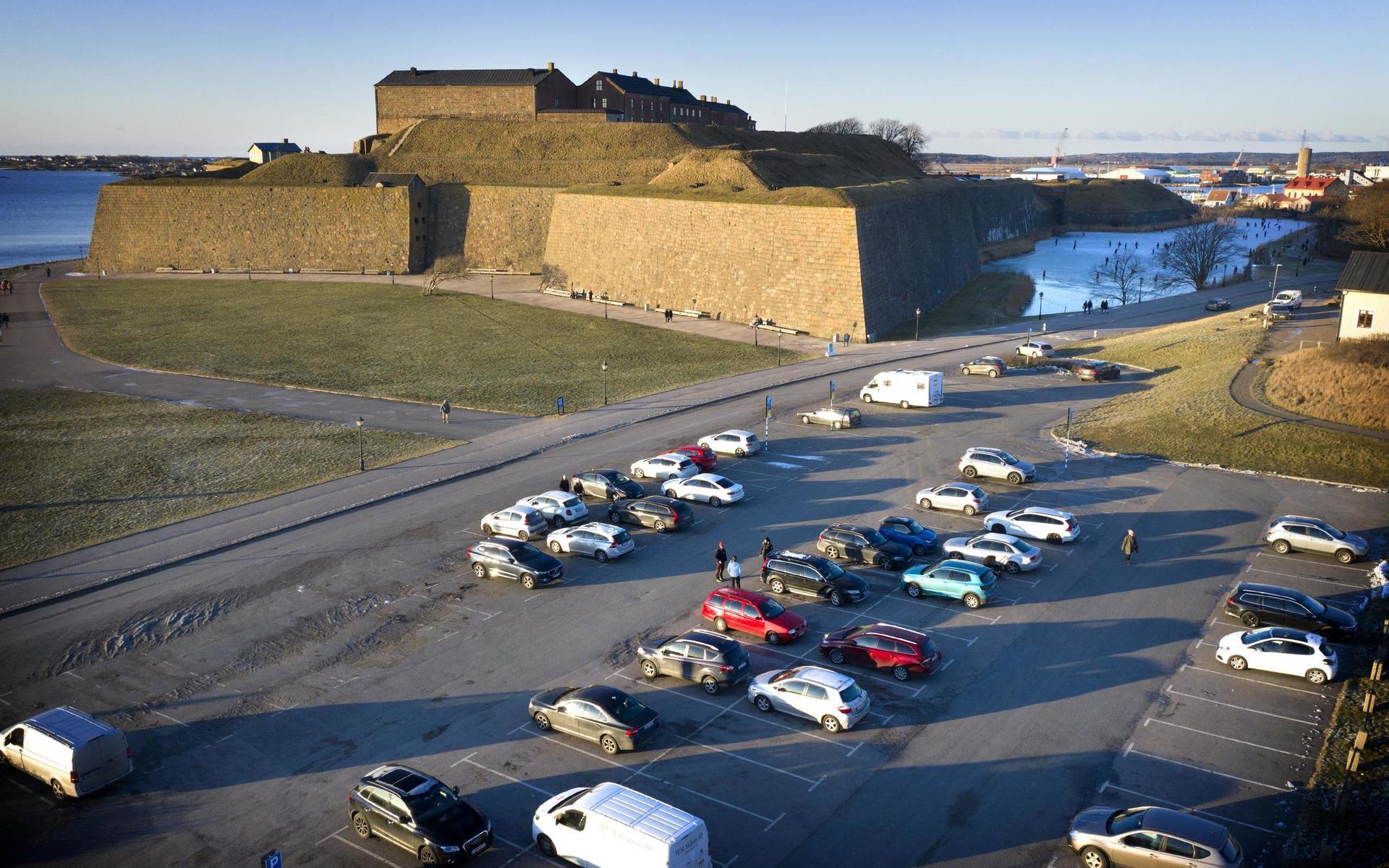 Intill Varbergs fästning finns 125 parkeringsplatser. Här får man dock inte stå på natten.