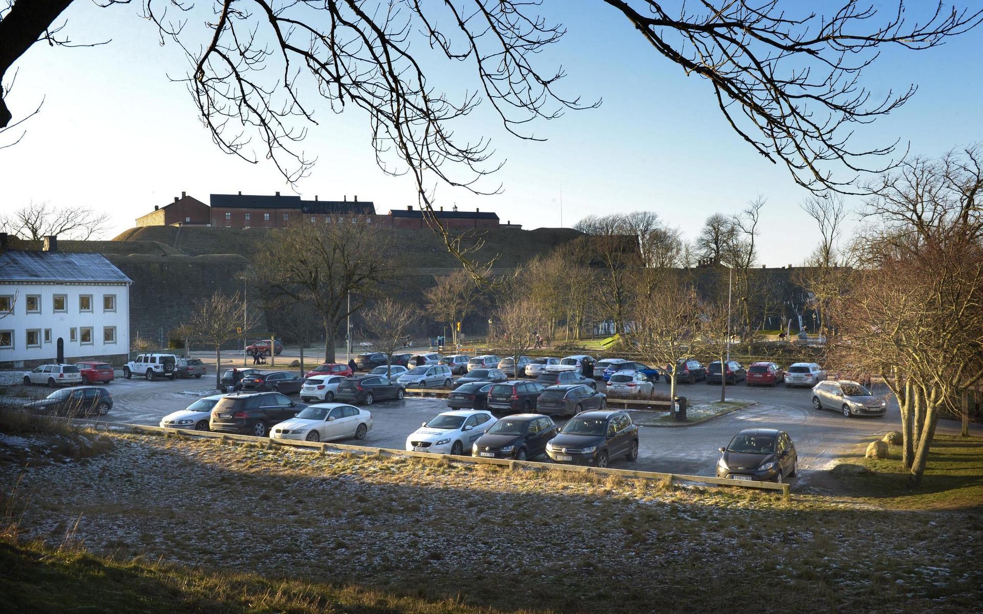 P-platsen Tågängen med 56 platser ligger mitt emot Spööökitetsparken och bredvid Varmbadhuset.