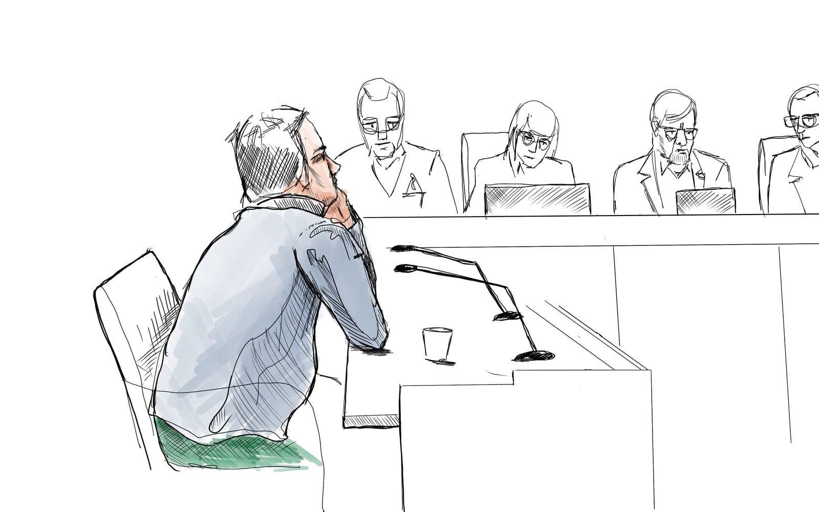 Teckning på den så kallade Nytorgsmannen under rättegången i Stockholm 2021. Mannen släpptes ut villkorligt i mars 2024 och begick nya brott under tiden som villkorligt frigiven.