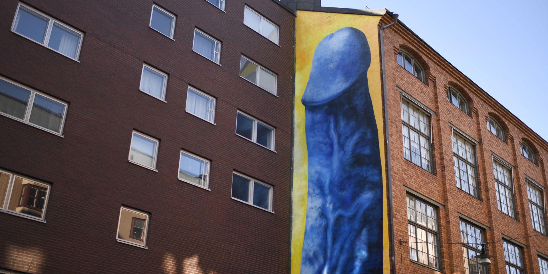 Konstnären Carolina Falkholts blå jättepenis på en husfasad i Stockholm målades över efter bara en vecka. 