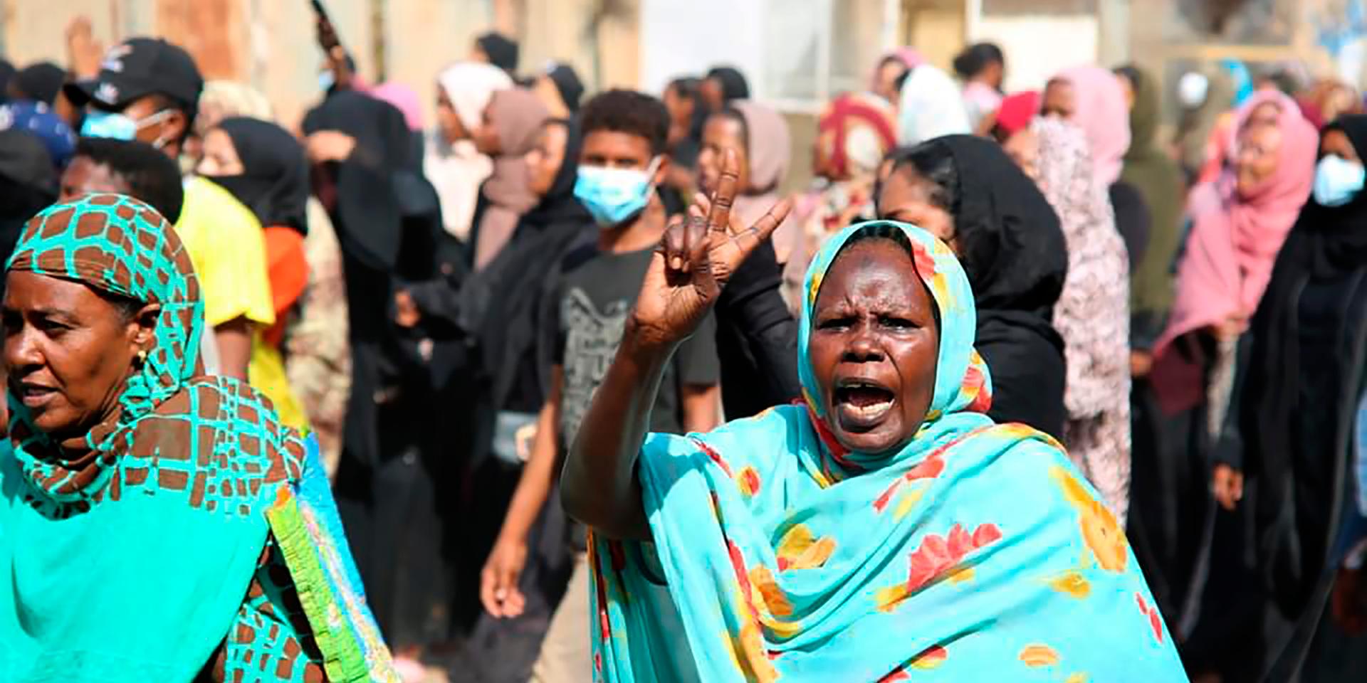 Militären har slagit ned på demonstrationer i Khartum med skarp ammunition.