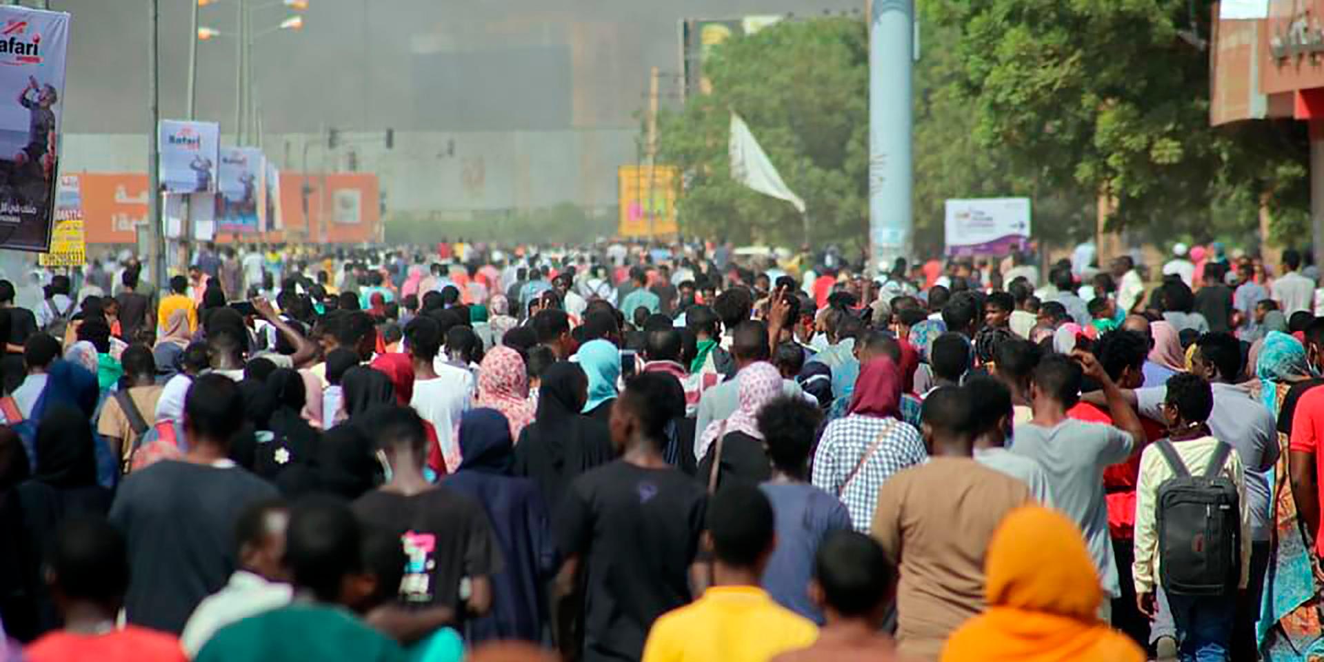 Demonstrationer bröt tidigt ut mot kuppen i Khartum.