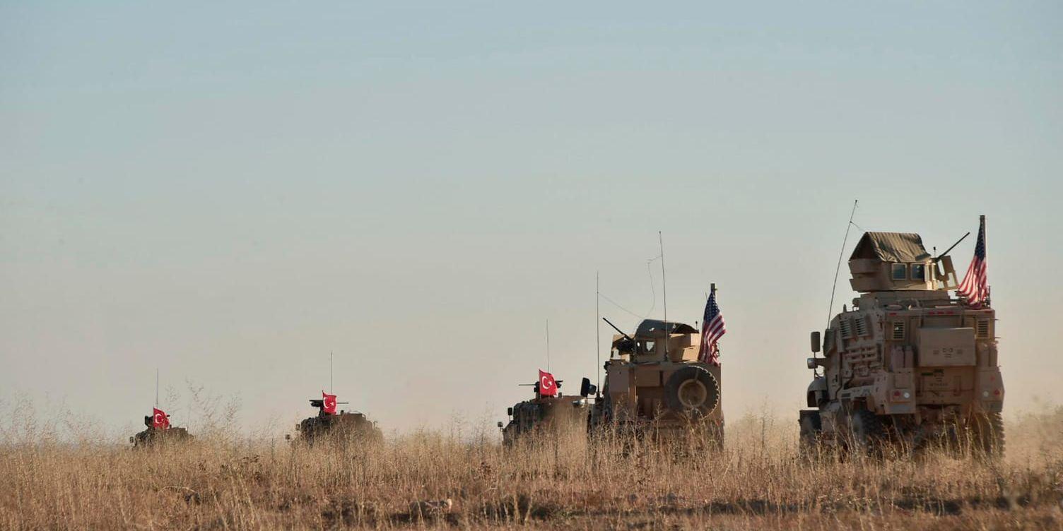 Turkiska och amerikanska trupper patrullerar runt Manbij i ett försök att lätta på spänningarna Natokollegor emellan.