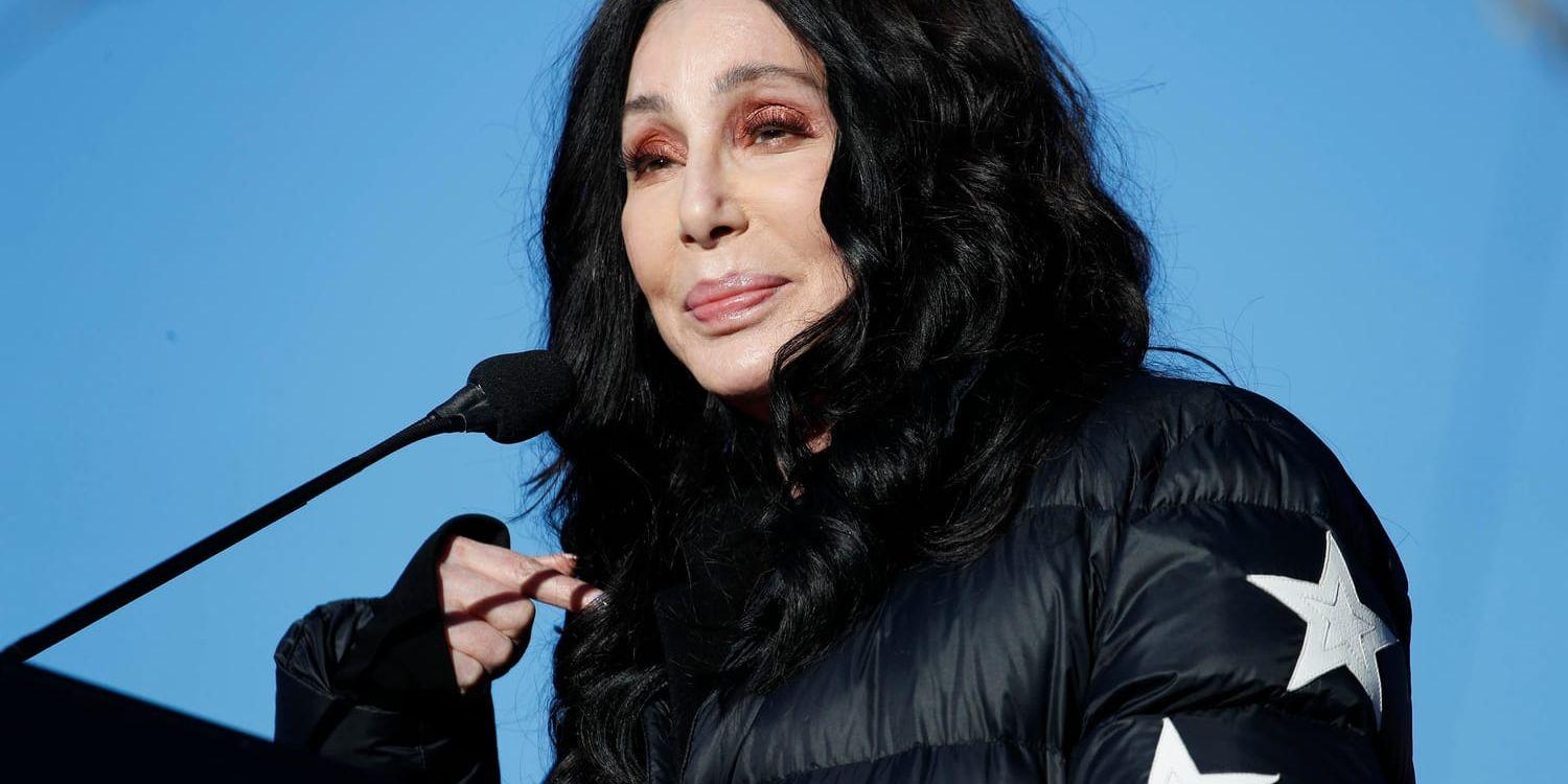 Cher håller tal under Women's march-rörelsens protestmarsch mot Donald Trump i januari. Arkivbild.