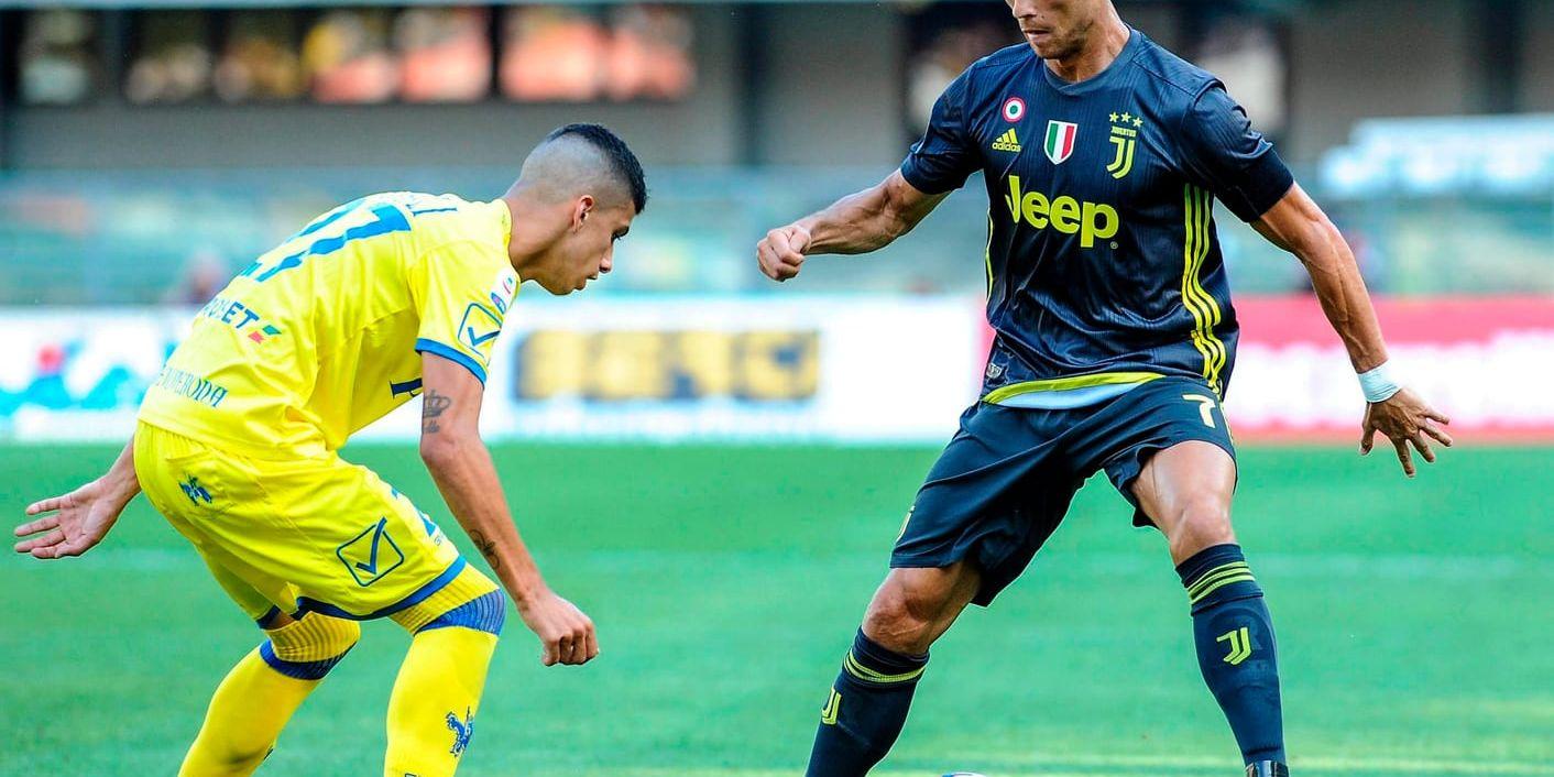 Cristiano Ronaldo, till höger, utmanar Chievos Fabio Depaoli i säsongspremiären i den italienska ligafotbollen.