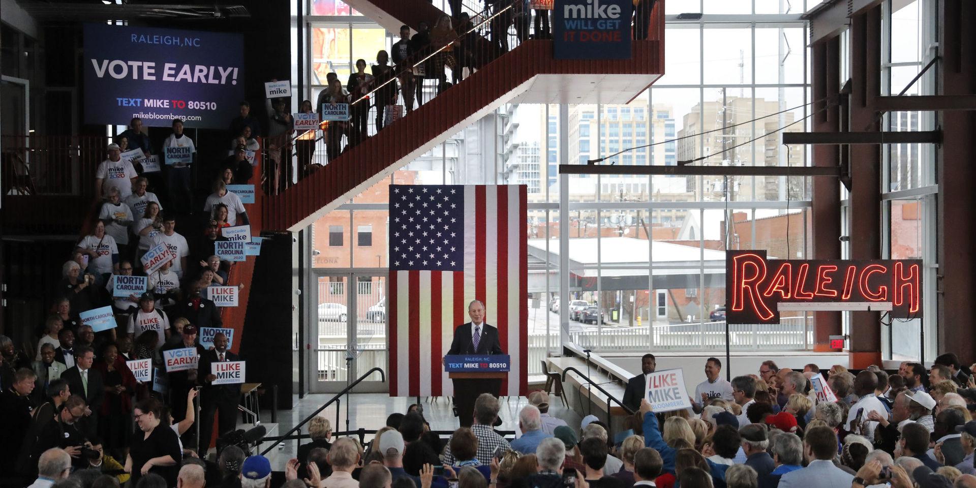 Den demokratiske presidentaspiranten och tidigare borgmästaren i New York Mike Bloomberg talar i North Carolina. 