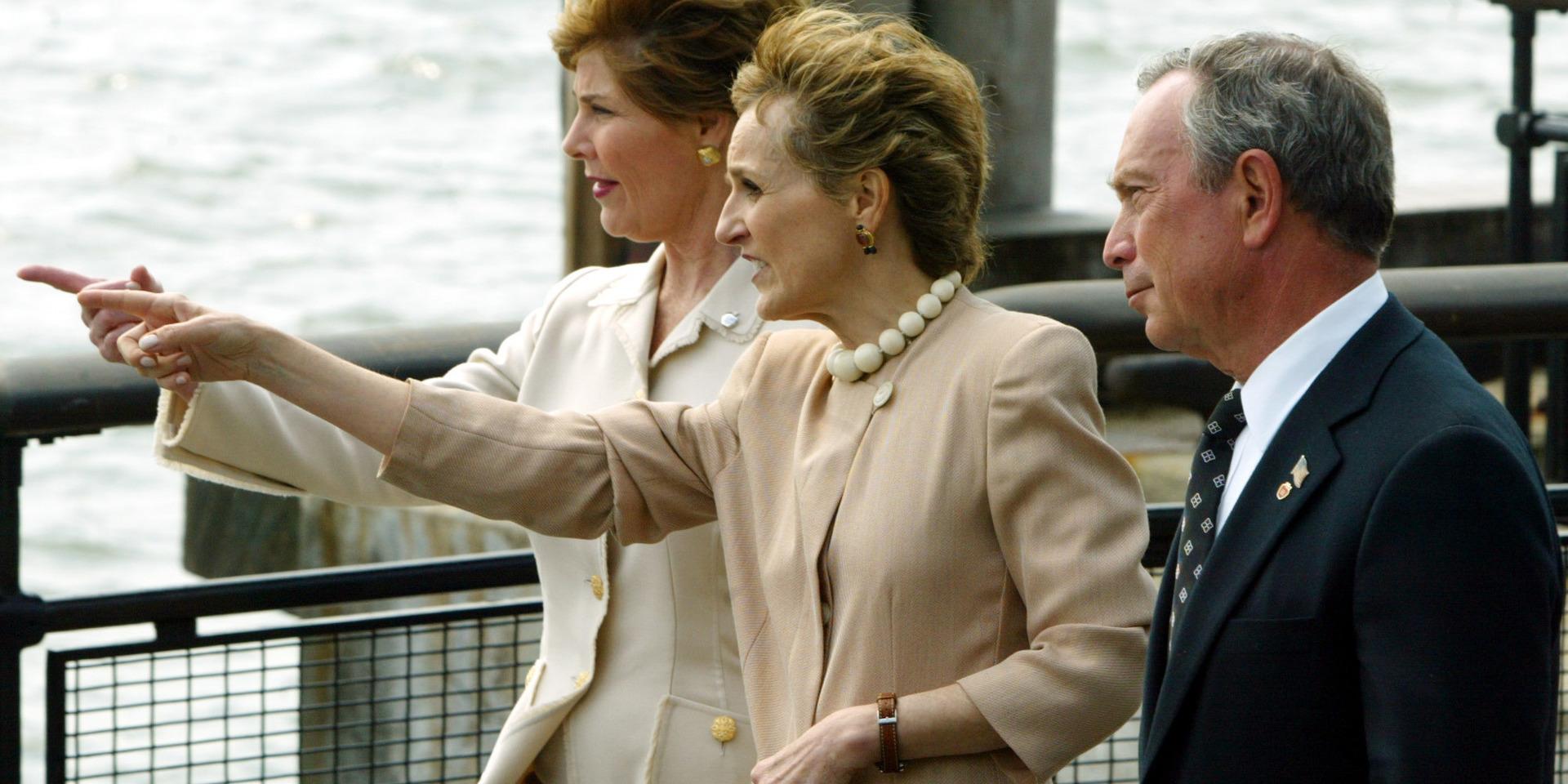 Mike Bloomberg (till höger) under sin tid som New Yorks borgmästare 2004. På bilden är han tillsammans med USA:s dåvarande första dam Laura Bush och Warrie Price, ledare för organisationen Battery Conservancy, för ett samtal om en minnesträdgård för att hedra offren för terrordåden den 11 september 2001. 