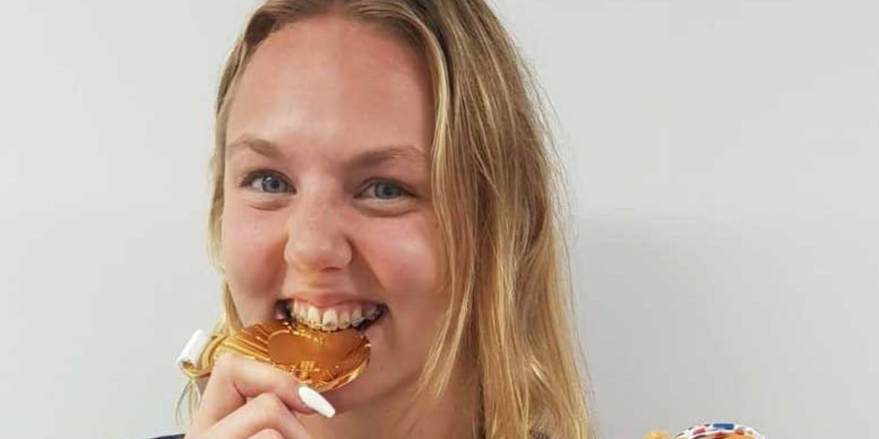 Sara Junevik firar sitt och Sveriges första guld under ungdoms-OS i Buenos Aires.