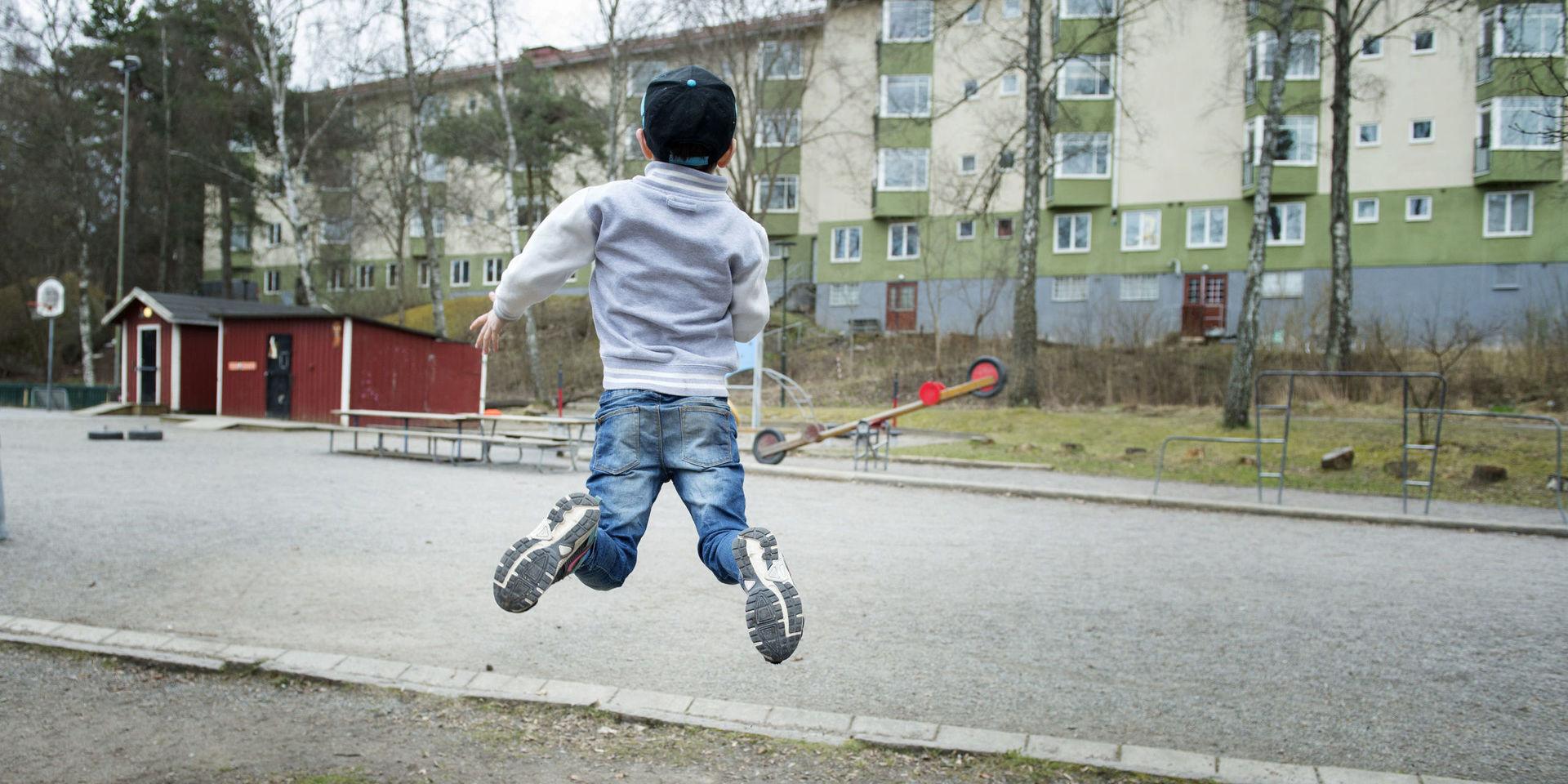 STOCKHOLM 20160415
Ett barn hoppar och leker i en lekpark 
Foto: Jessica Gow / TT / Kod 10070