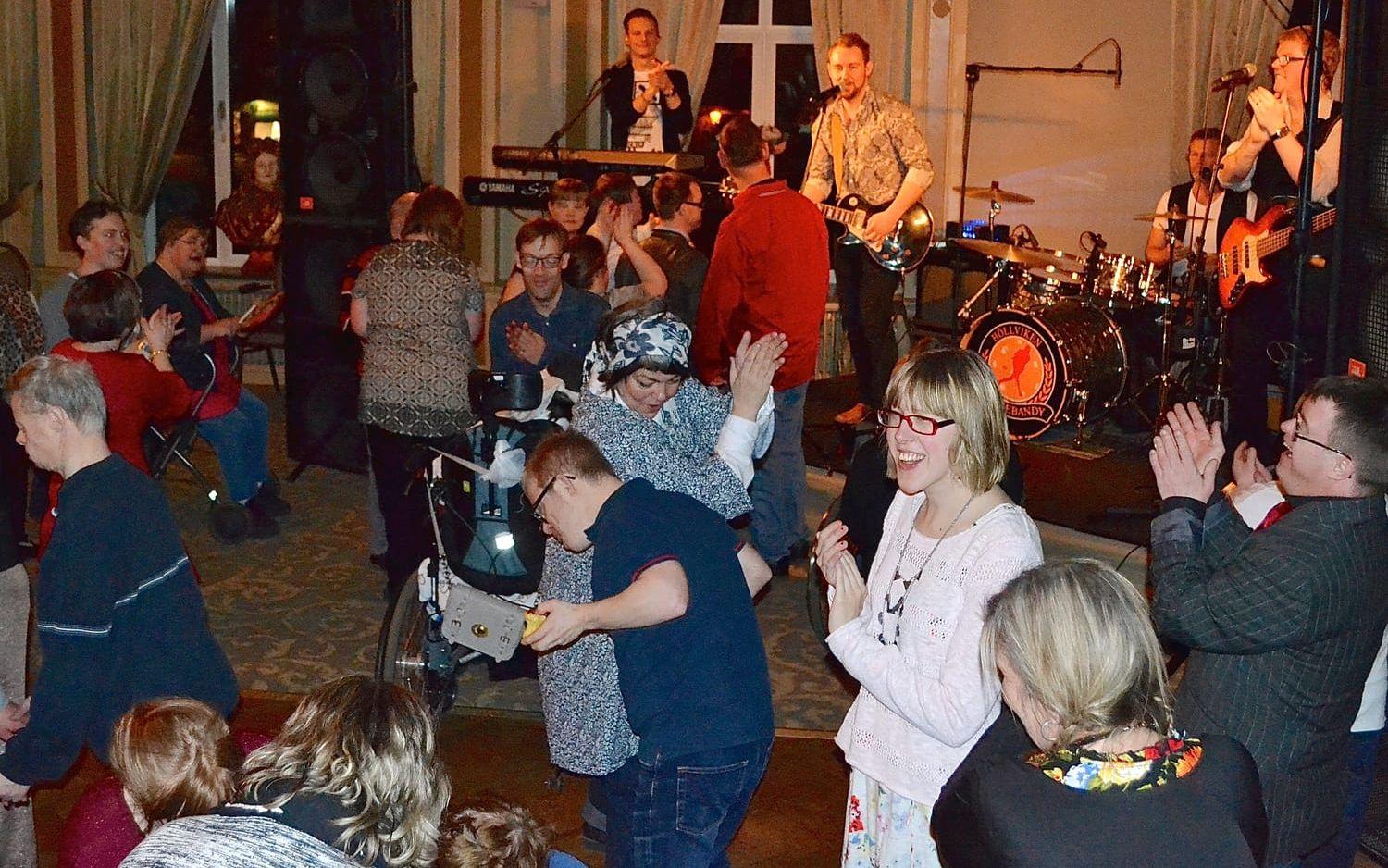 Medryckande. Dansbandet Lives från Trelleborg är favorit hos många. Med sin publikkontakt och förmåga att välja låtar som går hem fyller de snabbt dansgolvet.