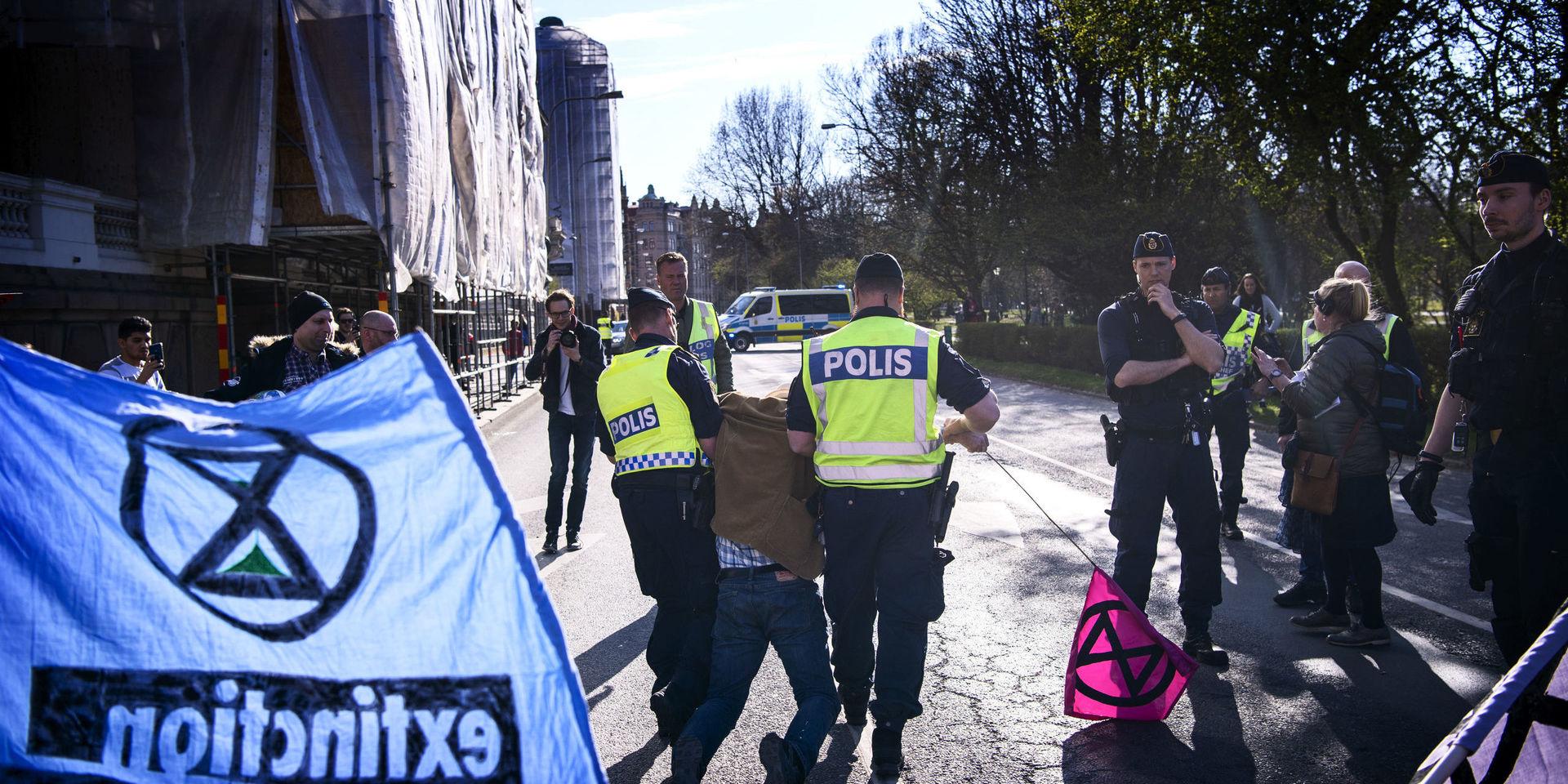 En grupp med aktivister, Extinction rebellion, genomförde en blockad av biltrafiken i Allén i Göteborg.