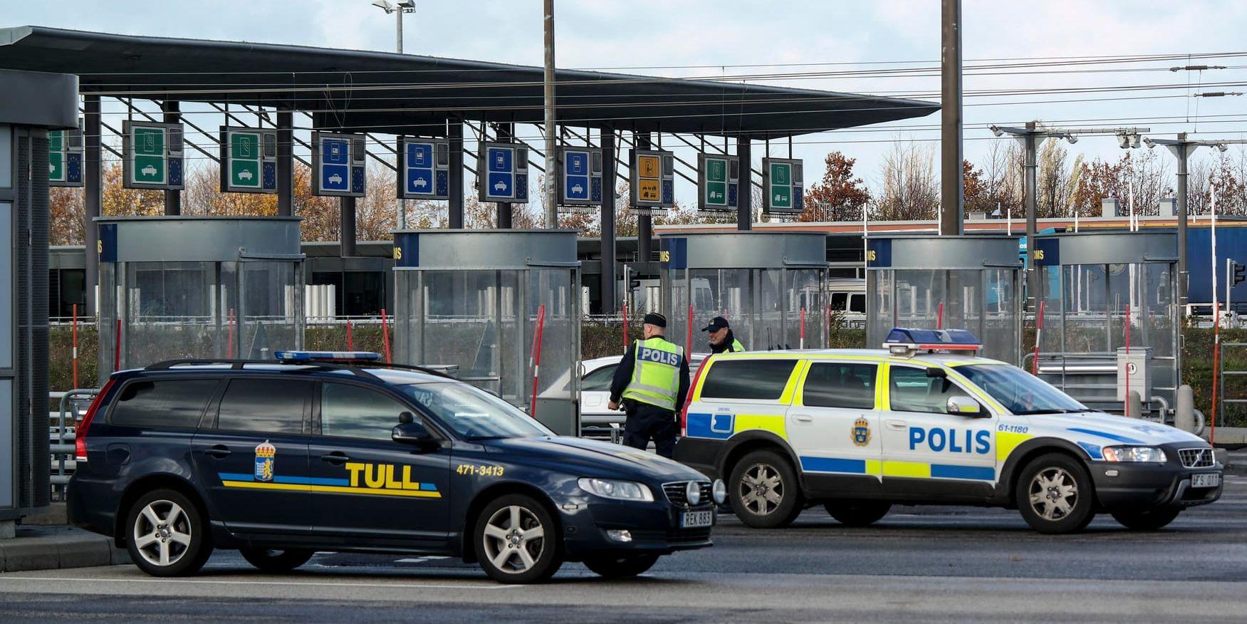 Polisen på plats vid Öresundsbrons betal- och tullstation på Lernacken utanför Malmö. Arkivbild.