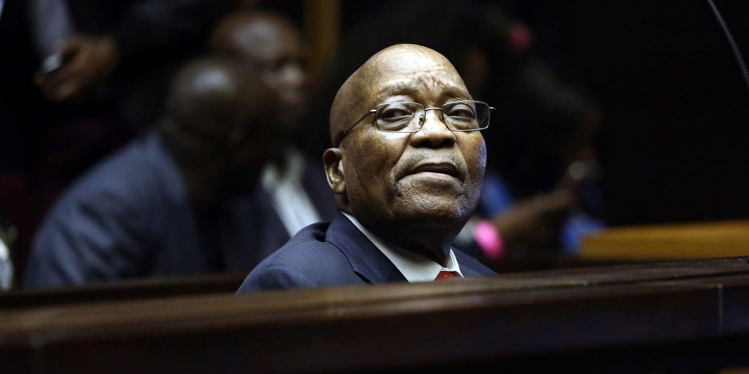 Sydafrikas expresident Jacob Zuma vid en förberedande domstolsförhandling i juli. Zuma är åtalad för bland annat bedrägeri och penningtvätt. Arkivbild.