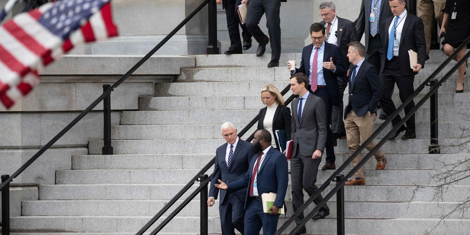 Mike Pence, längst till vänster, och andra Trump-medarbetare på väg ut efter lördagens möte vid Vita huset.