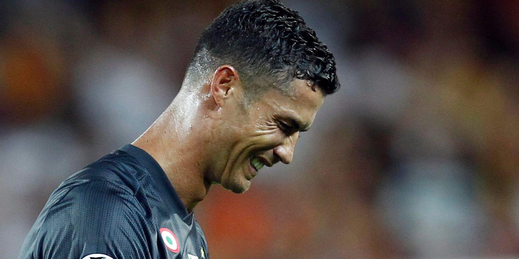 Juventusanfallaren Cristiano Ronaldo går av planen sedan han fått rött kort i Champions League-matchen mot Valencia. Arkivbild.