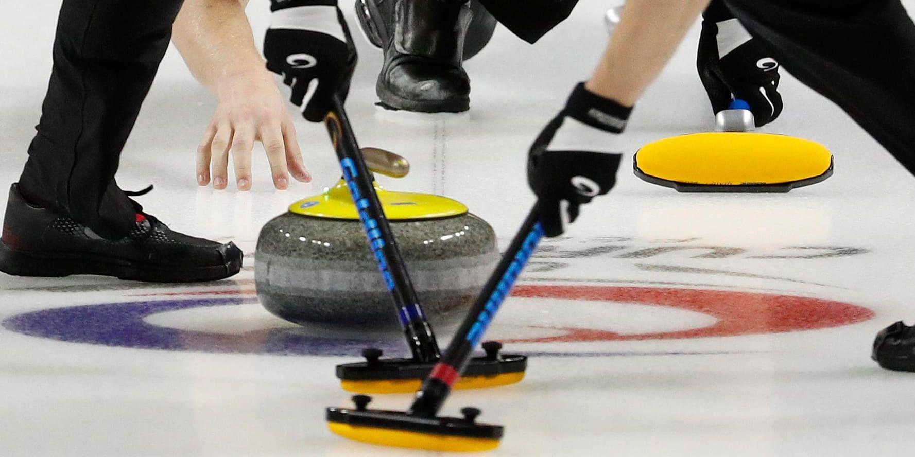 Sveriges mixedlag i curling är klart för slutspel i VM. Arkivbild.