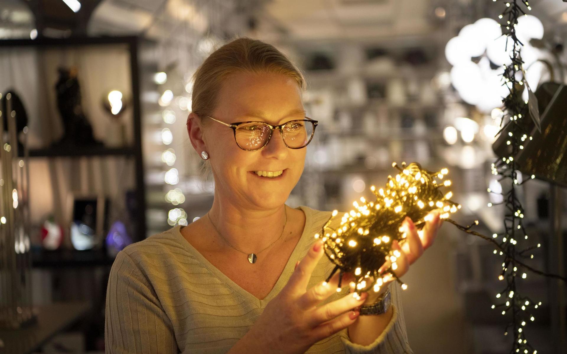 Ulrika Lindblad på Ljushörnan med golden-slingans varma ljus.