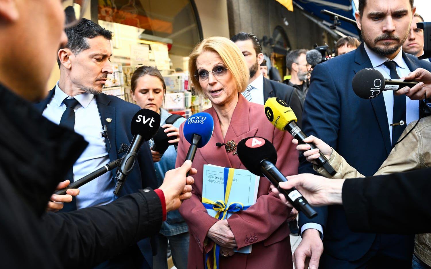 Finansminister Elisabeth Svantesson (M) med vårbudgeten 2026. 