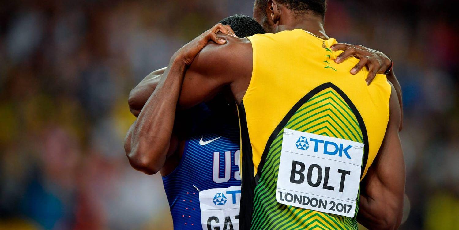 Usain Bolt kramar om guldmedaljören Justin Gatlin efter 100-metersfinalen i VM i London.