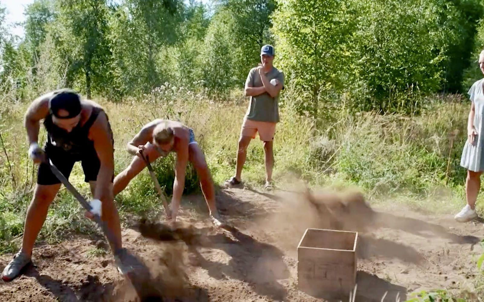 I semifinalen skulle Artin och Viktor snabbast gräva upp en sten ur jorden.
