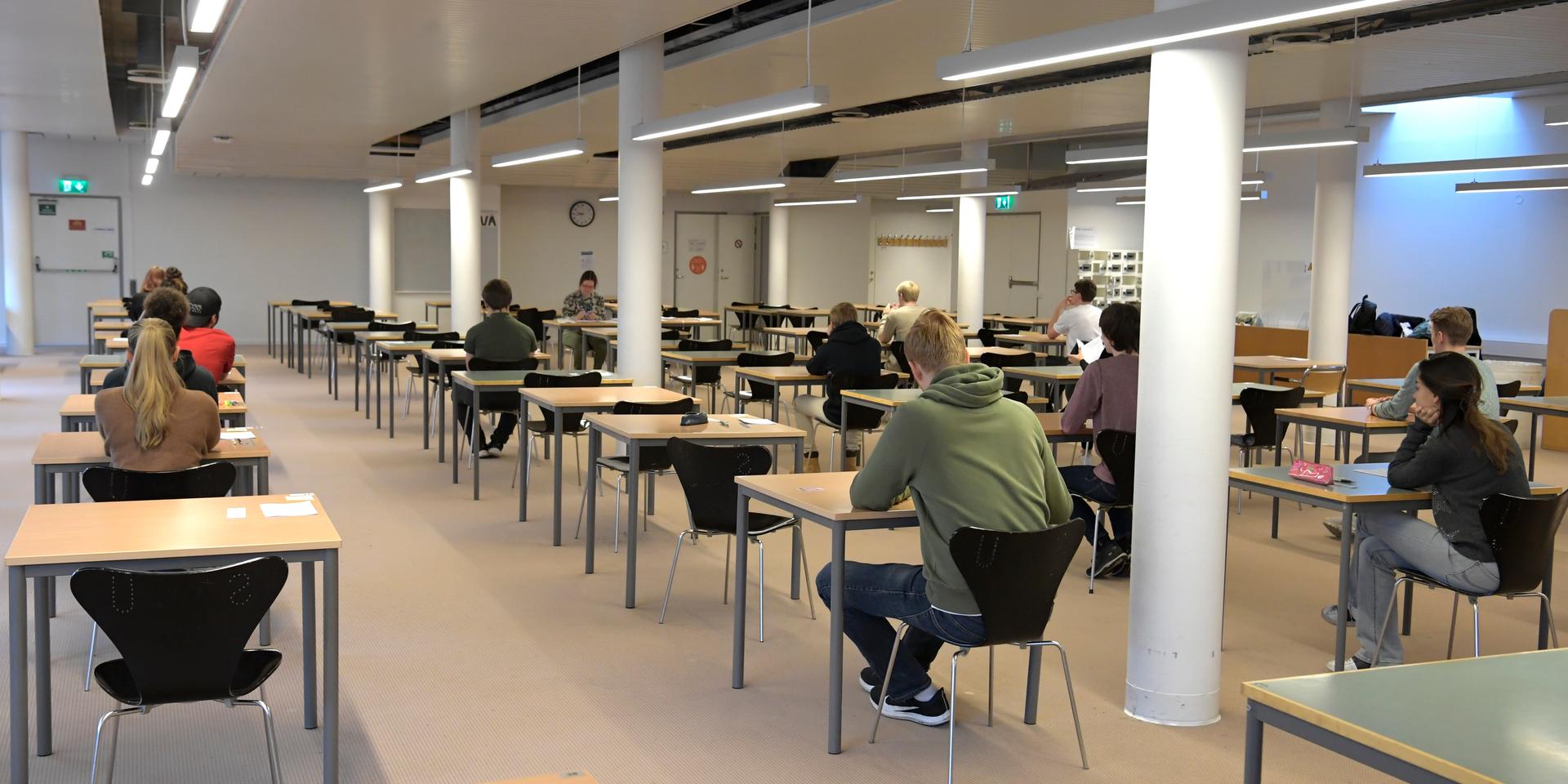 Studenter i provsalen på Stockholms universitet under ett tidigare högskoleprov. Arkivbild.