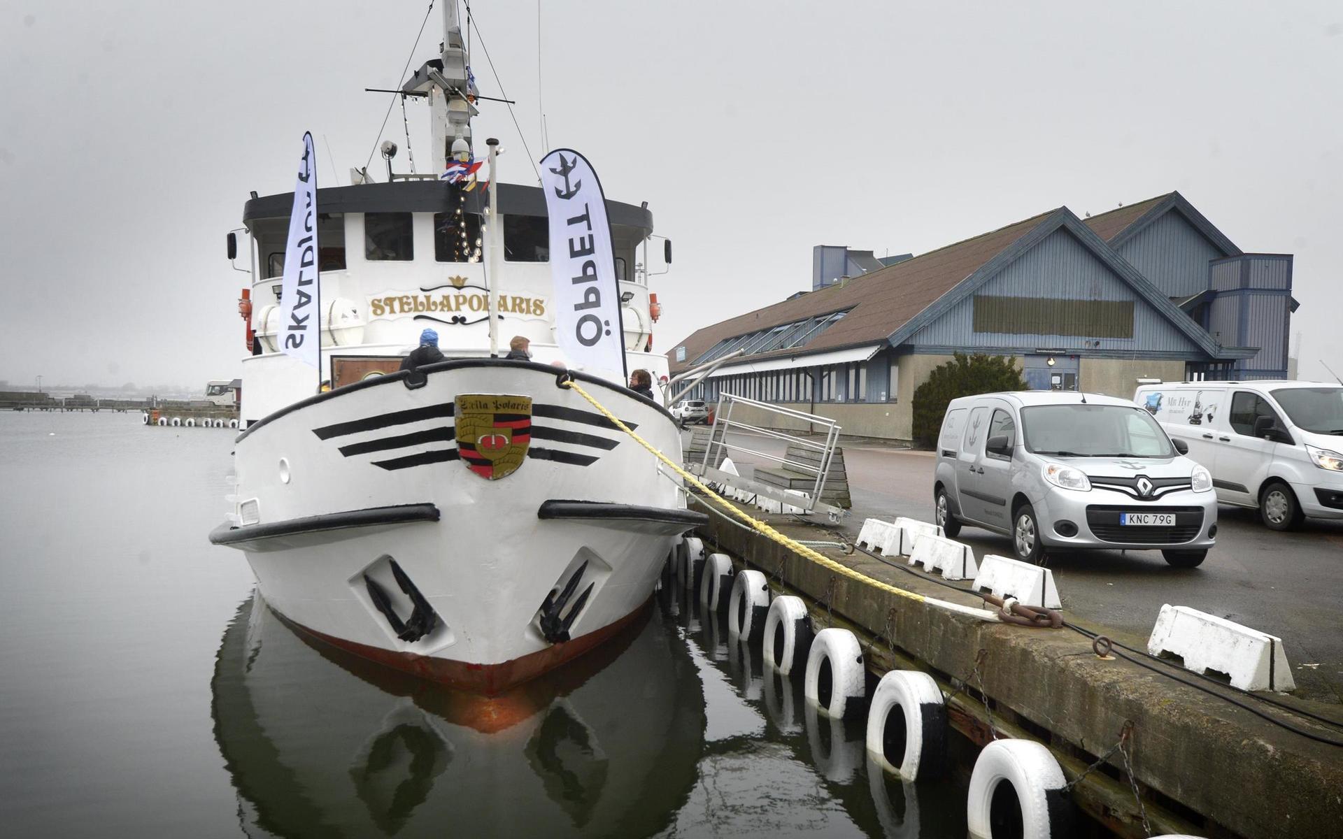 Varbergs innerhamn har fått ett nytt inslag – restaurangbåten Stella Polaris.