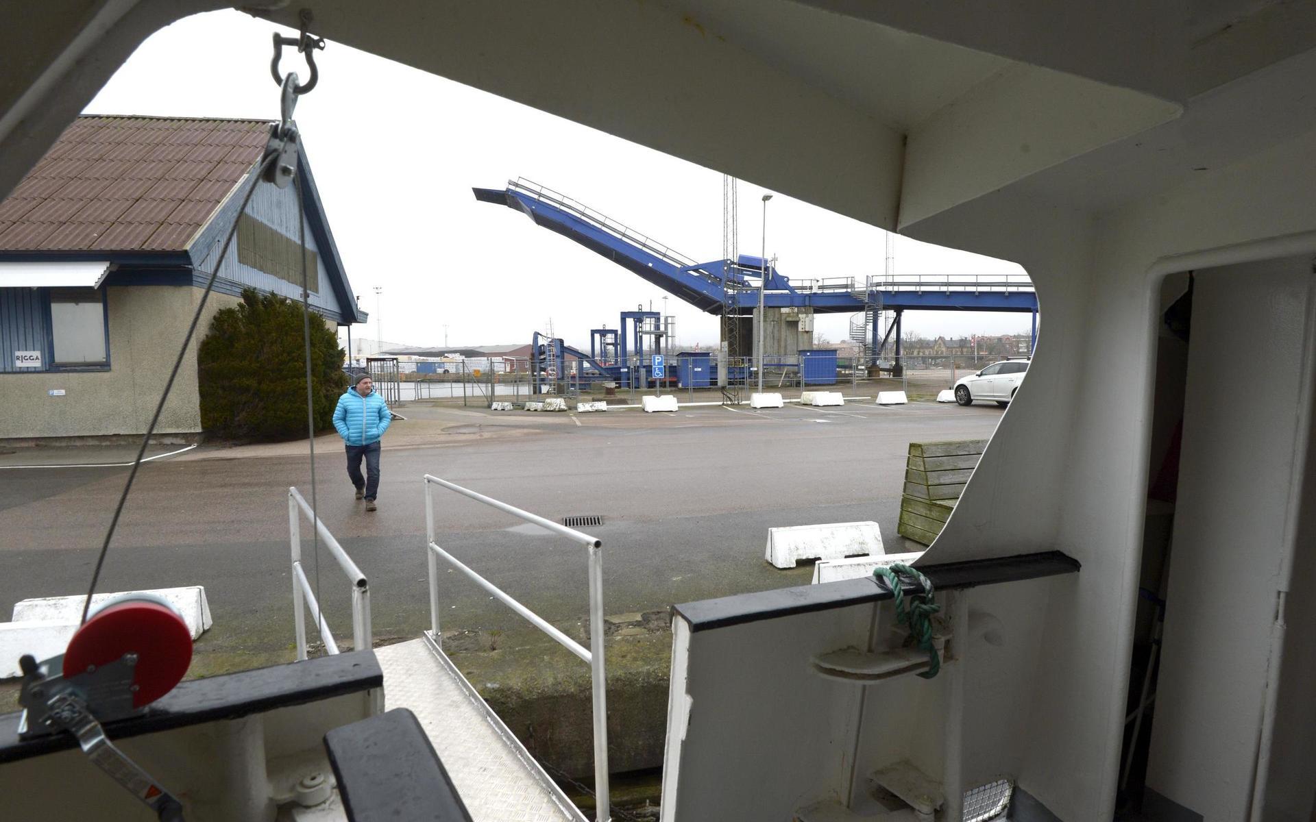 Varbergs innerhamn har fått ett nytt inslag – restaurangbåten Stella Polaris.