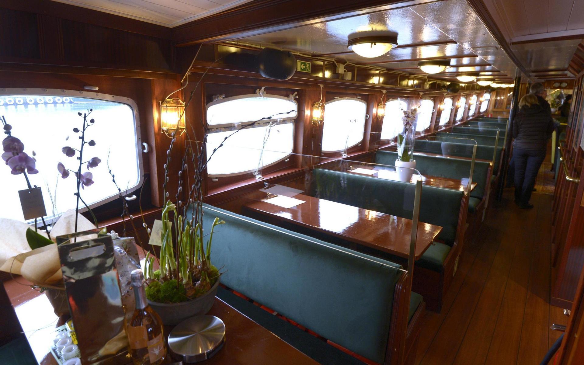 Båtens restaurangavdelning går under namnet ”Ankaret”.