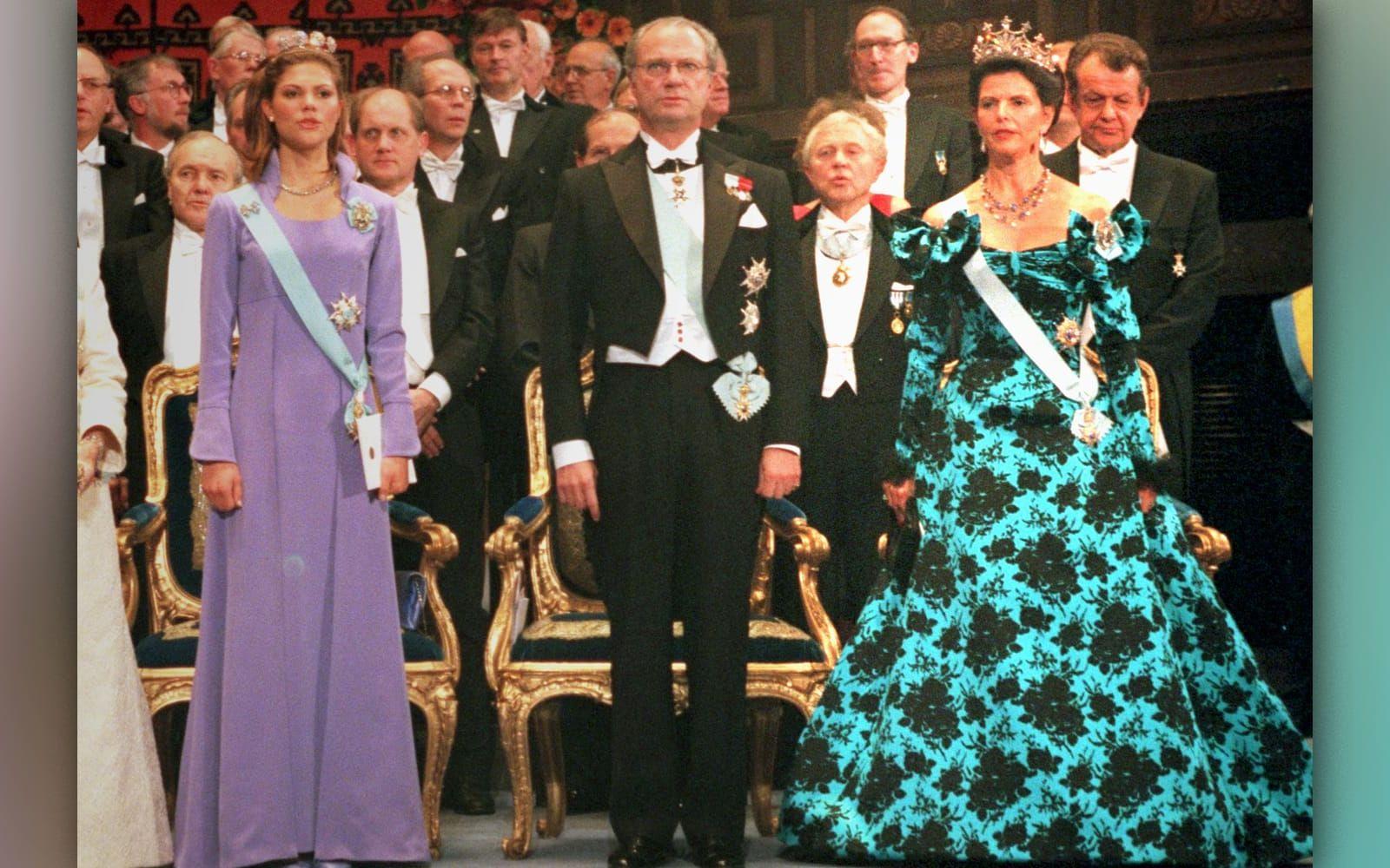 Drottning Silvia i färgglad klänning med mönster av rosor.