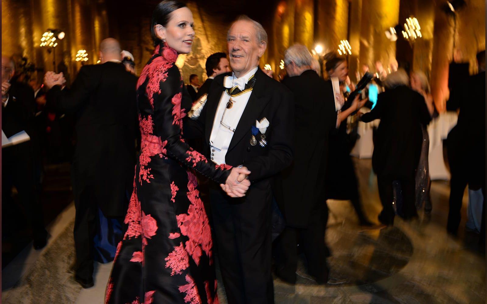 Sara Danius, Svenska akademins ständiga sekreterare lyste upp dansgolvet med en blommig klänning i svart och rött 2015.