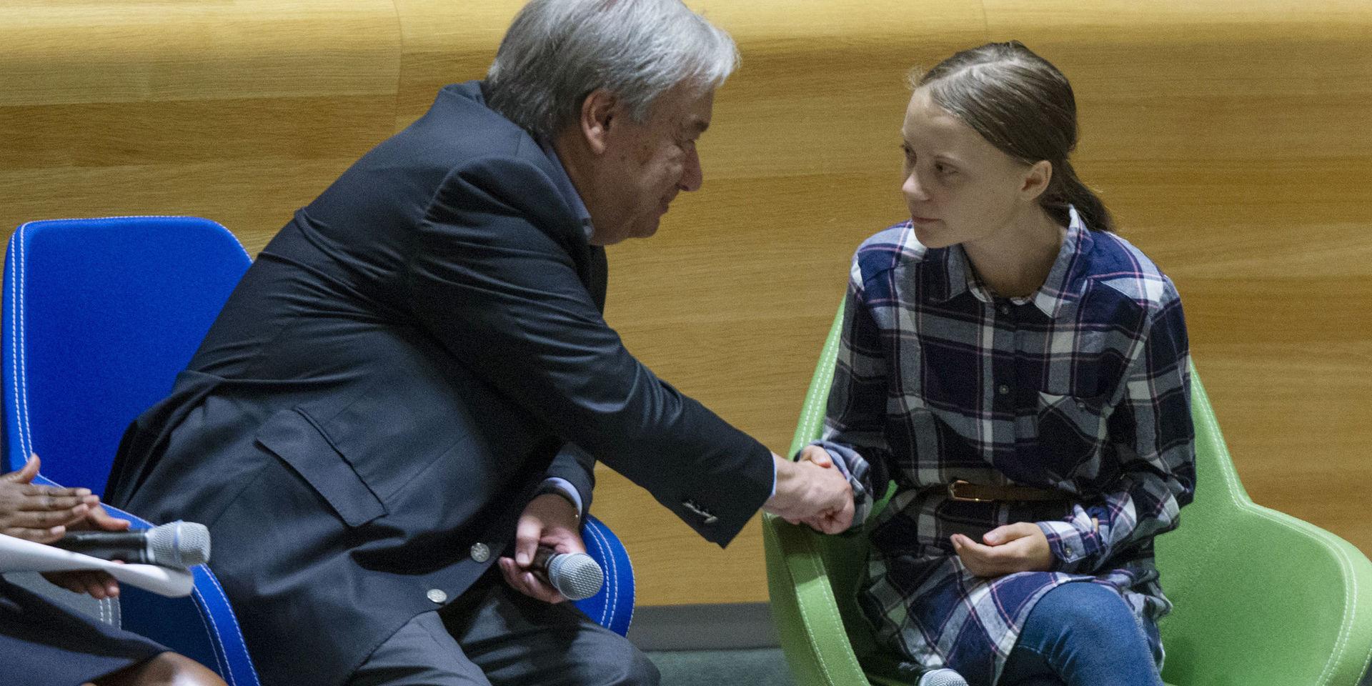 Klimataktivisten Greta Thunberg skakar hand med FN:s generalsekreterare António Guterres vid helgens ungdomstoppmöte i FN. 