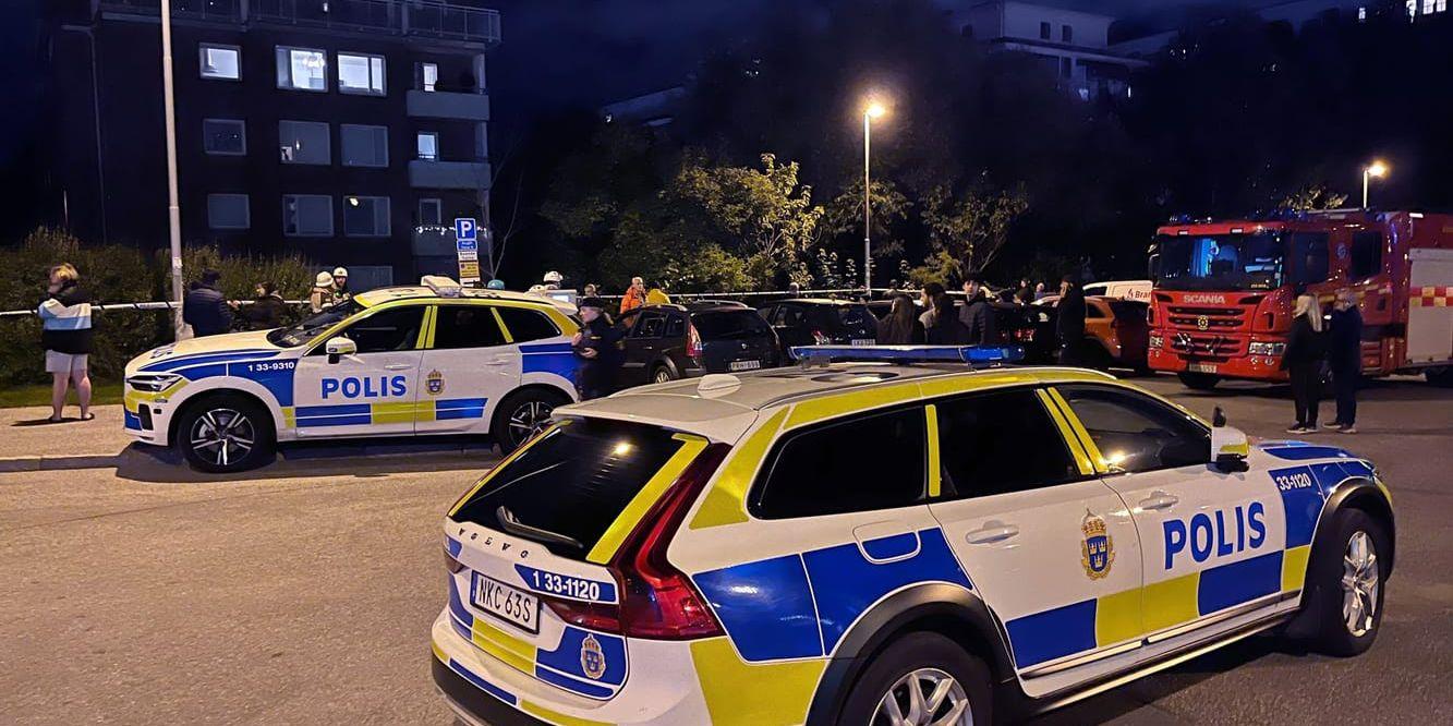 En kraftig explosion har inträffat vid ett flerfamiljshus i Solna.